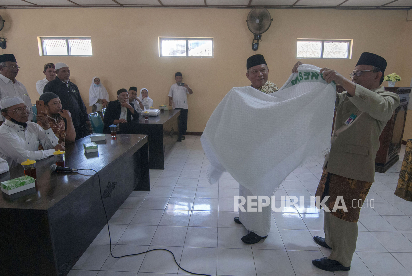 Kepala Kantor Kementerian Agama Kabupaten Boyolali Taufiqur Rahman (kanan kedua) mempraktikan cara menggunakan pakaian ihram saat manasik haji di Kantor Kementerian Agama Kabupaten Boyolali, Jawa Tengah, Kamis (15/6/2023). Kabupaten Boyolali mendapatkan tambahan kuota calon haji sebanyak 47 orang yang rencana akan diberangkatkan pada kloter 80b dan kloter 95c.  