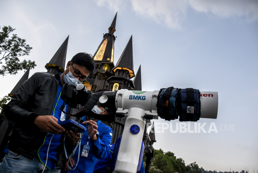Bmkg Lakukan Pengamatan Gerhana Bulan Total Di Bandung Republika Online