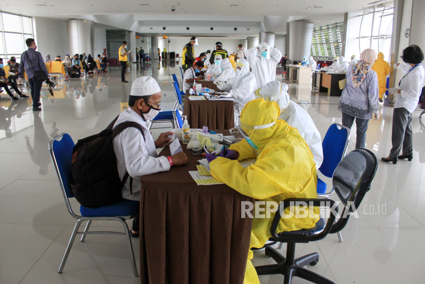 Sejumlah Pekerja Migran Indonesia (PMI) asal Malaysia menjalani Rapid Test saat tiba di kedatangan Internasional Terminal 2 Bandara Juanda, Sidoarjo, Jawa Timur, Rabu (15/4/2020). Sebanyak 252 Pekerja Migran Indonesia (PMI) dari Malaysia yang pulang ke Jawa Timur menjalani rapid test untuk pencegahan penyebaran corona virus atau COVID-19