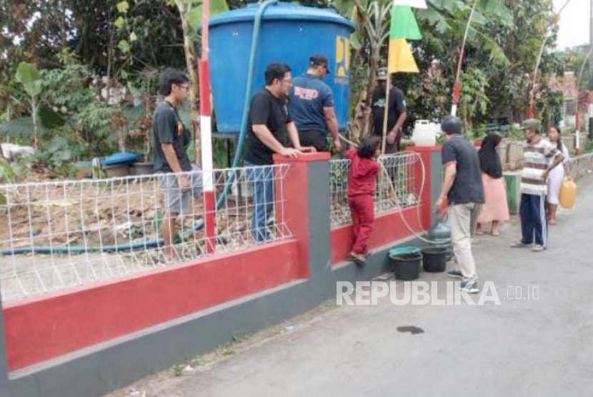Warga mengambil air dari hidran umum yang disediakan untuk tempat penampungan bantuan air bersih di wilayah Desa Cijulang, Kecamatan Cihaurbeuti, Kabupaten Ciamis, Jawa Barat, Rabu (23/8/2023). 