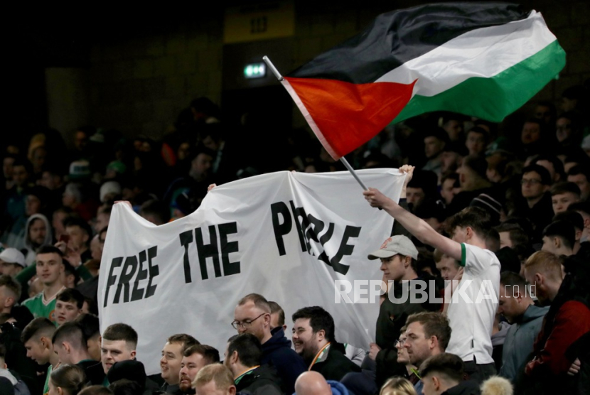 Dukungan untuk Palestina di tribun penonton saat laga babak kualifikasi grup B UEFA EURO 2024 antara Irlandia dan Yunani di Dublin, Irlandia, 13 Oktober 2023.