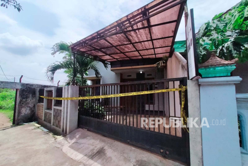 Kondisi rumah kontrakan dari keluarga yang bunuh diri di Dusun Boro Bugis RT 03 RW 10, Desa Saptorenggo, Kecamatan Pakis, Kabupaten Malang, Rabu (13/12/2023). 