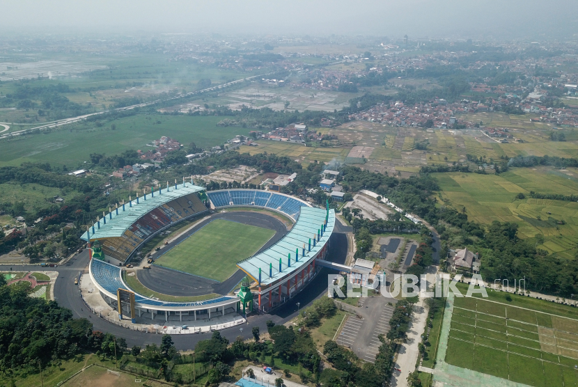 Foto udara Stadion Si Jalak Harupat di Kabupaten Bandung, Jawa Barat, Jumat (17/3/2023). Renovasi yang sedang berlangsung di Stadion Jalak Harupat tersebut rencananya akan ditinjau langsung oleh FIFA pada 21 hingga 27 Maret 2023 mendatang. ANTARA FOTO/Raisan Al Farisi/nz