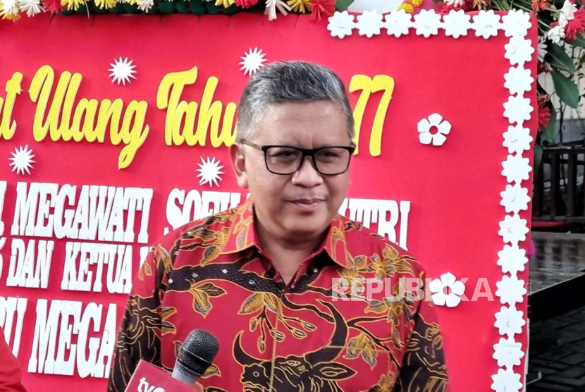 Sekretaris Jenderal Partai Demokrasi Indonesia Perjuangan (PDIP), Hasto Kristiyanto usai perayaan HUT ke-77 Megawati Soekarnoputri, di halaman kediaman Megawati, Jakarta, Selasa (23/1/2024). 
