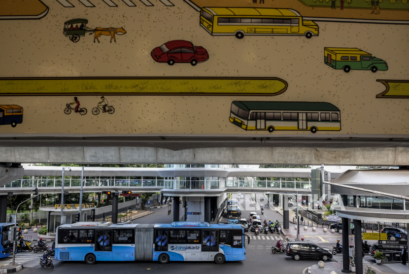 Dinas Kesehatan (Dinkes) DKI Jakarta menginginkan agar adaptasi kebiasaan baru dan protokol kesehatan (prokes) khususnya di angkutan umum tetap berkelanjutan untuk mengantisipasi ancaman penularan dari varian baru Covid-19 seperti omicron. (Foto: Bus Transjakarta)