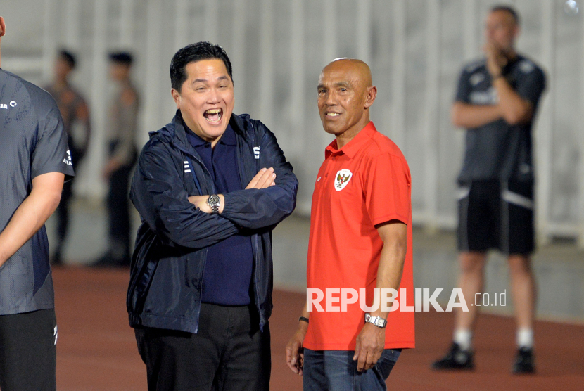 Ketua PSSI Erick Thohir bersama Head of Scouting Timnas Indonesia Simon Tahamata saat sesi latihan jelang melawan Timnas China di Stadion Madya, Komplek GBK, Senayan, Jakarta, Senin (2/6/2025). Latihan tersebut sebagai persiapan jelang melawan Timnas China dalam laga kualifikasi Piala Dunia FIFA 2026 Zona Asia Grup C di Stadion Utama Gelora Bung Karno, Jakarta pada Kamis (5/6).