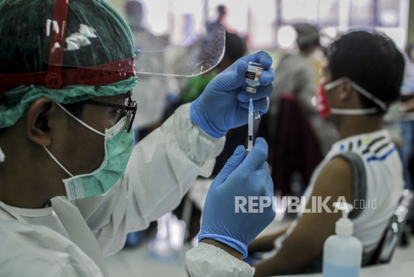 Tenaga kesehatan menyiapkan vaksin Covid-19 bagi pedagang pasar (ilustrasi). Sekitar 700 pedagang di Pasar Rangkasbitung, Kabupaten Lebak, Provinsi Banten siap divaksin COVID-19 guna menyukseskan pengendalian pandemi virus corona jenis baru itu di Indonesia.