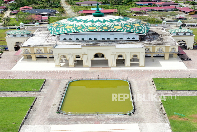 Foto udara Masjid Agung Tgk Khalilullah di Kabupaten Simeulue, Aceh, Kamis (3/2/2022). Masjid Agung Tgk Khalilullah yang dibangun pada tahun 2009 yang memiliki daya tampung jamaah 4000 orang dengan arsitektur perpaduan Timur Tengah dan Aceh  tersebut merupakan salah satu objek wisata religi termegah di pulau Simeulue. 