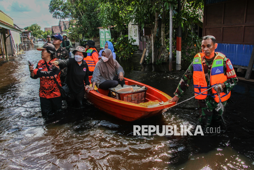 Personil TNI dan petugas BPBD Kota Palangka Raya mendistribusikan bingkisan Makanan Bergizi Gratis (MBG) menggunakan perahu di Jalan Mendawai Induk, Palangka Raya, Kalimantan Tengah, Jumat (14/3/2025). Badan Gizi Nasional Kalteng bekerja sama dengan BPBD Kota Palangka Raya menyalurkan bingkisan MBG kepada 49 siswa PAUD Terpadu Bahalap Mutiara Hati yang terdampak banjir luapan air Sungai Kahayan. 