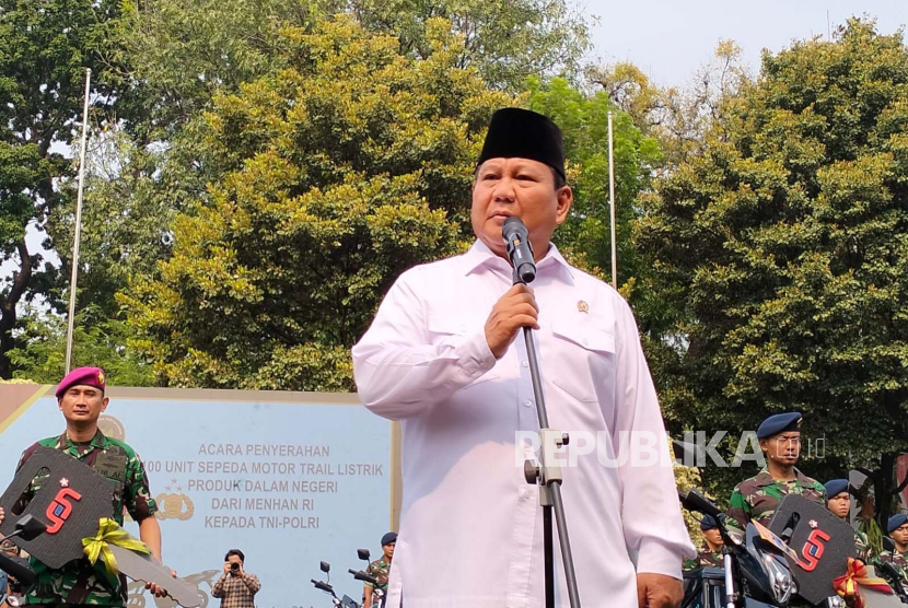 Menteri Pertahanan (Menhan) Prabowo Subianto memberikan keterangan pers usai menyerahkan 100 unit motor listrik untuk TNI AD, AL, AU dan Polri di Kantor Kemenhan, Jakarta, Kamis (31/8/2023).