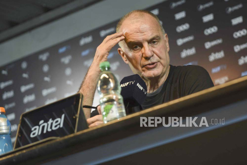 Pelatih Uruguay Marcelo Bielsa saat konferensi pers sebelum pemanggilan pemain untuk pertandingan dengan Argentina, di Stadion Centenario di Montevideo, Uruguay, 10 November 2023.