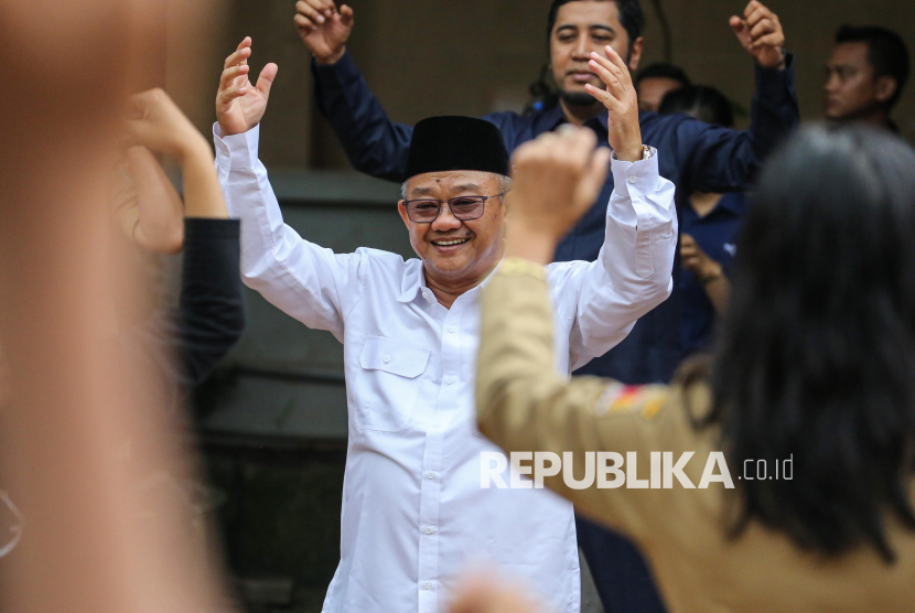 Menteri Pendidikan Dasar dan Menengah Abdul Muti (kanan) mengikuti senam Anak Indonesia Hebat bersama siswa dan guru saat melakukan kunjungan kerja peninjauan makan bergizi gratis di SMPN 12 Semarang, Jawa Tengah, Senin (6/1/2025). Mendikdasmen menyatakan program makan bergizi gratis yang dilakukan serentak di 190 lokasi di 26 provinsi tersebut sampai akhir Januari 2025 mendatang akan terus ditingkatkan mencapai 943 lokasi di seluruh Indonesia guna memberikan anak-anak jasmani yang sehat dan tangguh. 