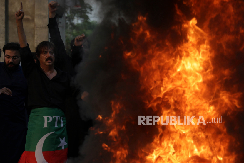  File foto pendukung mantan Perdana Menteri Imran Khan meneriakkan slogan-slogan selama protes menyusul serangan terhadap Khan, di Rawalpindi, Pakistan, 7 November 2022. 