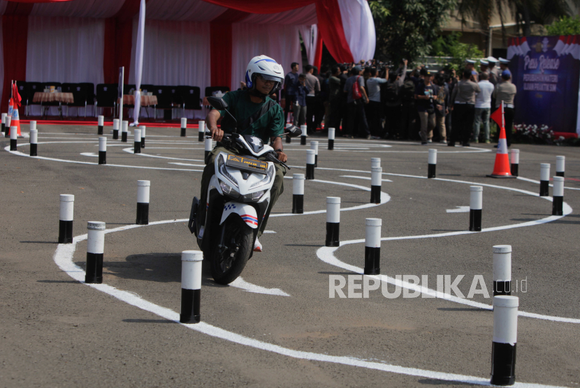 Warga mengendarai sepeda motor saat uji coba kurikulum baru ujian praktik SIM di Satpas Polda Metro Jaya, Jalan Daan Mogot, Jakarta Barat, Jumat (4/8/2023). Polri mengganti lintasan berbentuk angka 8 dan zig-zag dengan lintasan baru berbentuk huruf S serta memperluas lebar lintasan dari 1,5 kali lebar kendaraan menjadi 2,5 kali lebar kendaraan dalam ujian praktik SIM mulai Senin (7/8/2023) pekan depan di seluruh Satpas Polda se-Indonesia.