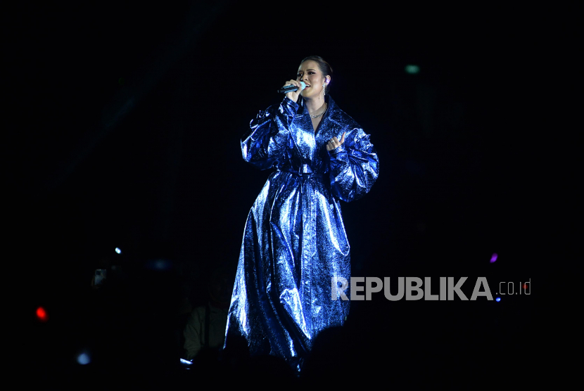 Penyanyi Raisa Andriana tampil pada konsernya yang bertajuk Raisa Live In Concert di Stadion Utama Gelora Bung Karno, Jakarta, Sabtu (25/2/2023). Pada konser tersebut Raisa membawakan sejumlah lagu diantaranya Biarkanlah, Serba Salah, dan Pergilah. 
