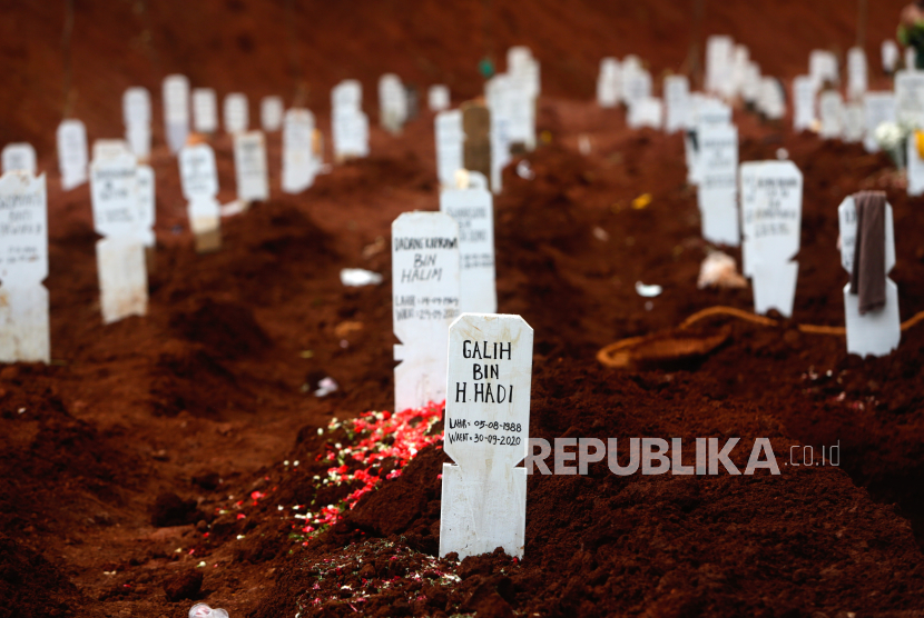Makam jenazah akibat penyakit Covid-19 di Pemakaman Pondok Ranggon di Jakarta.  Satuan Tugas Penanganan Covid 19 mencatat jumlah kasus meninggal dari 10 provinsi prioritas penanganan Covid-19 terus meningkat. 