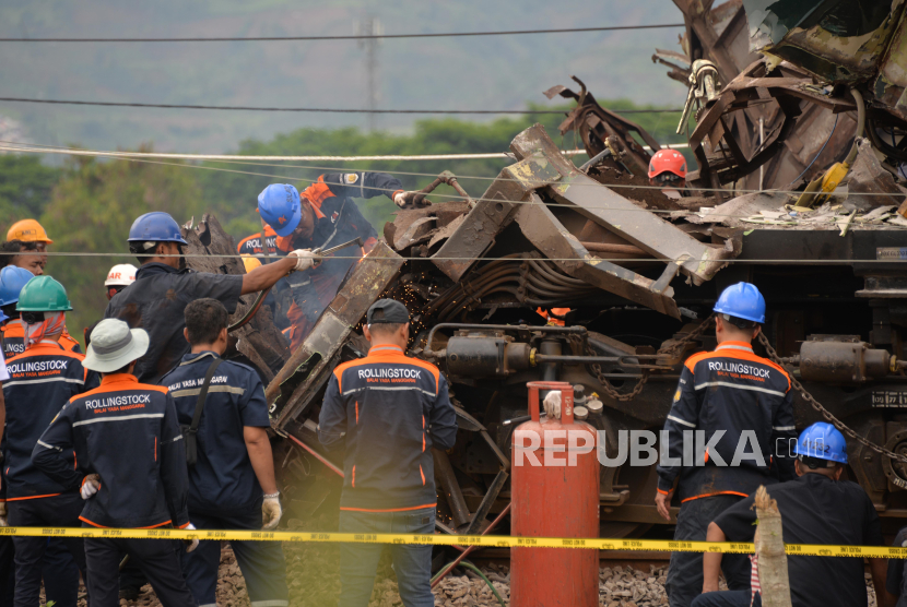 Petugas melakukan proses evakuasi korban tabrakan kereta di Cicalengka, Kabupaten Bandung, Jawa Barat, Jumat (5/1/2024). Tim SAR Gabungan berhasil mengevakuasi seluruh korban meninggal dunia kecelakaan rangkaian kereta api lokal Bandung Raya yang bertabrakan dengan kereta api Turangga. PT KAI menyatakan 4 orang meninggal dunia akibat kecelakaan tersebut. Penyebab kecelakaan hingga kini masih dalam proses penyelidikan.