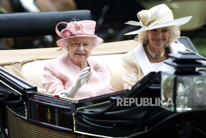 Ratu Inggris Elizabeth II melambai ke kerumunan bersama Camilla, Duchess of Cornwall. Istri Charles, Camilla, Duchess of Cornwall, kini bergelar sebagai Queen Consort atau permaisuri. 