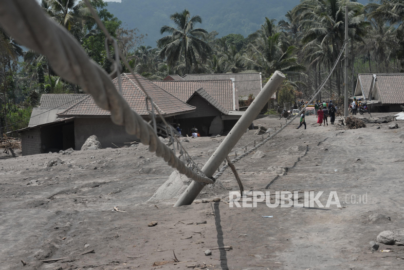 Kondisi Kampung Renteng, Desa Sumberwuluh, Lumajang, Jawa Timur, Rabu (8/12), pasca erupsi Gunung Semeru. 