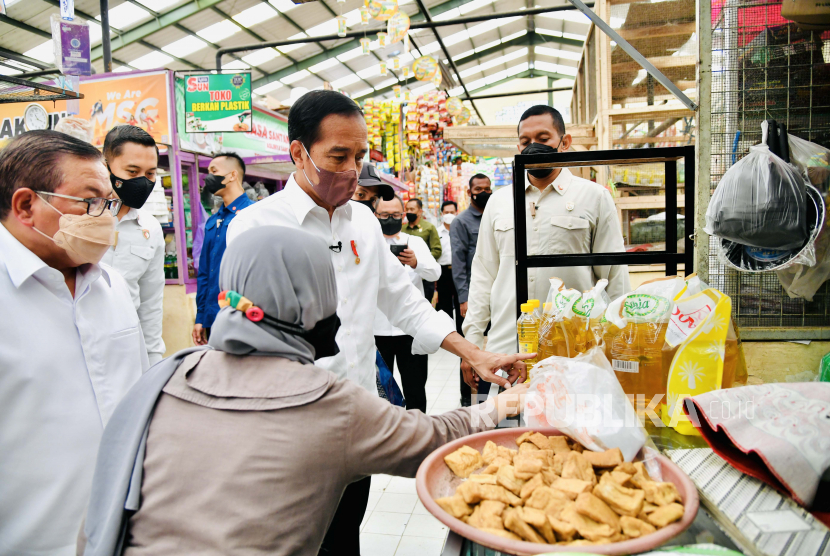 Presiden Joko Widodo (tengah) mengecek harga dan ketersediaan sejumlah bahan kebutuhan pokok masyarakat di Pasar Rakyat Desa Tempurejo, Kecamatan Tempuran, Kabupaten Magelang, Jawa Tengah, Rabu (30/3/2022). 