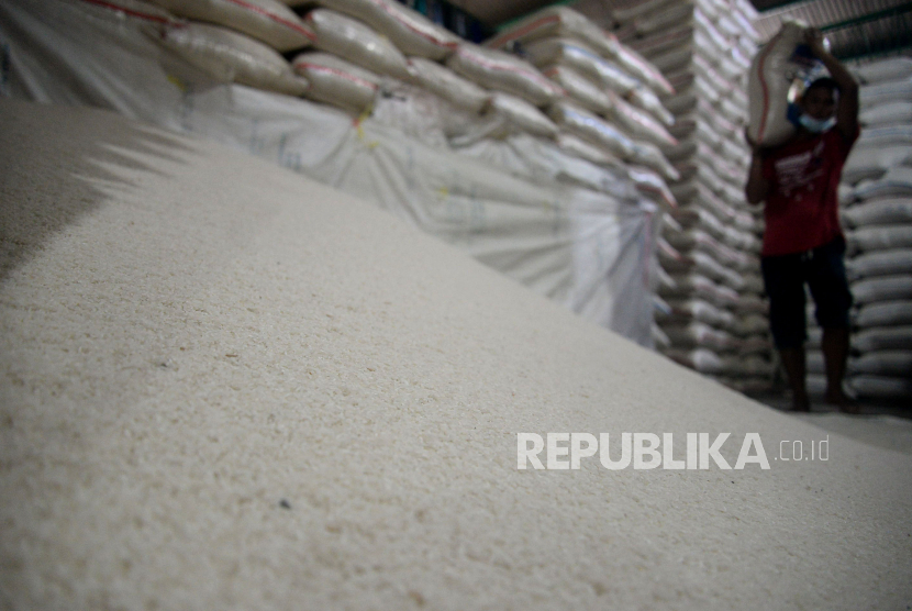 Sejumlah pekerja memanggul beras yang akan dinaikan ke atas mobil (ilustrasi). Meski masa panen untuk musim tanam gadu 2020 di Kabupaten Indramayu, Jawa Barat telah berakhir, harga beras di pasar tradisional hingga kini masih stabil.