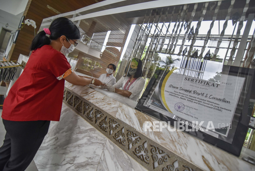 Pengunjung melakukan reservasi di hotel yang telah memenuhi standar protokol kesehatan berbasis Cleanliness, Health, Safety and Environment (CHSE) di Senggigi, Kecamatan Batulayar, Lombok Barat, NTB, Jumat (29/1). Transformasi digital merupakan keharusan bagi pelaku sektor pariwisata. 