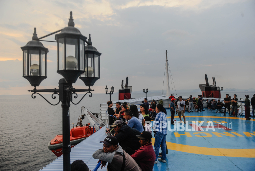 Sejumlah penumpang kapal ferry menikmati pemandangan matahari terbenam di Perairan Selat Sunda, Kamis (28/3/2024). Kementerian Perhubungan (Kemenhub) menyiapkan 66 kapal guna melayani kebutuhan pemudik yang akan menyeberang dari Jawa ke Sumatera melalui tiga pelabuhan, yakni Merak, Ciwandan, dan BBJ Bojonegara.