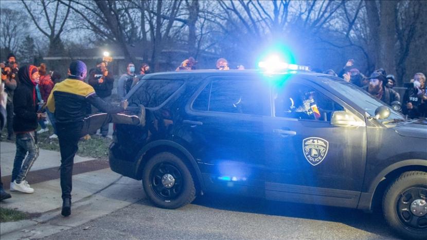 Sekitar 40 demonstran di Minneapolis, Minnesota, Amerika Serikat, telah ditangkap karena melanggar aturan jam malam.