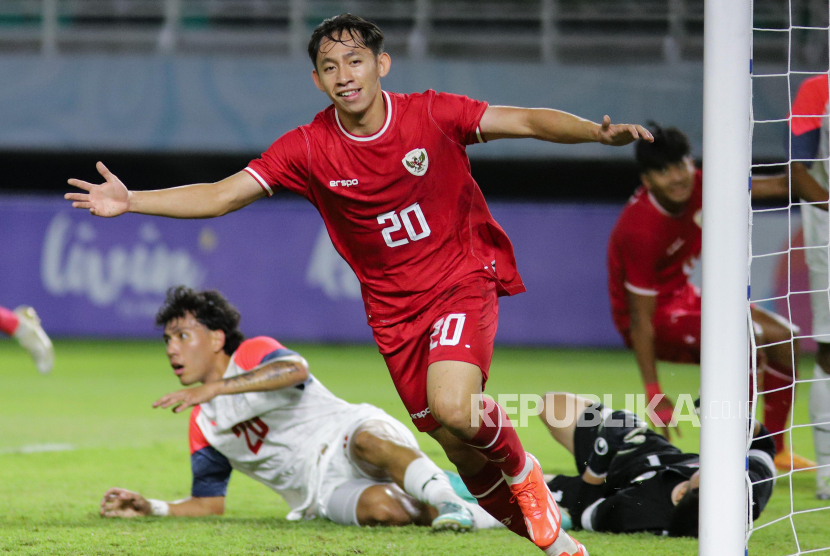 Gelandang Indonesia U-19 Arlyansyah Abdulmanan berselebrasi usai mencetak gol ke gawang Filipina U-19 dalam pertandingan Grup A Piala AFF U-19 di Stadion Gelora Bung Tomo, Surabaya, Rabu (17/7/2024). 