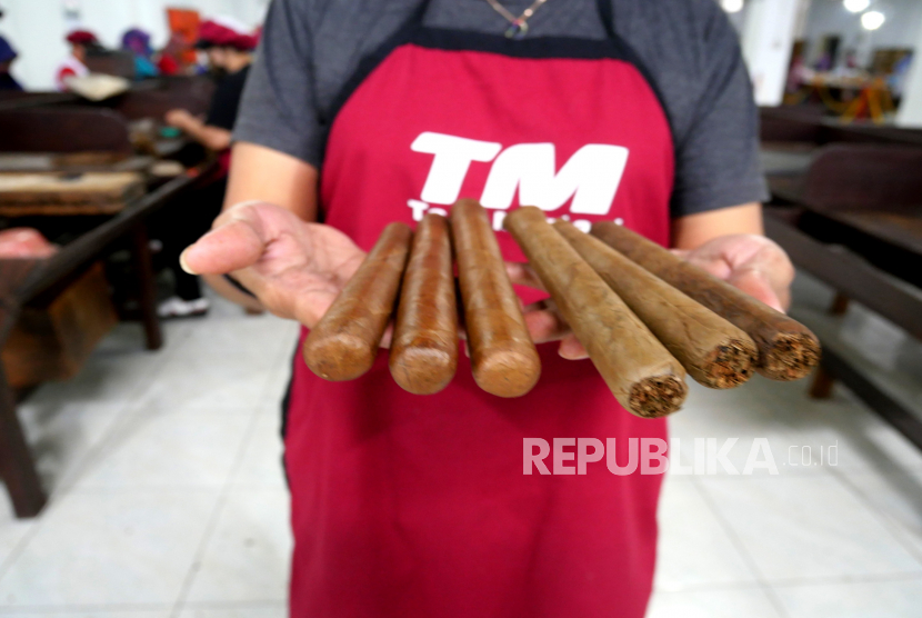 Pekerja membuat rokok cerutu di Pabrik Cerutu Tarumartani, Yogyakarta (ilustrasi).  Pemerintah memastikan tahun depan tarif cukai hasil tembakau (CHT) atau cukai rokok akan naik.