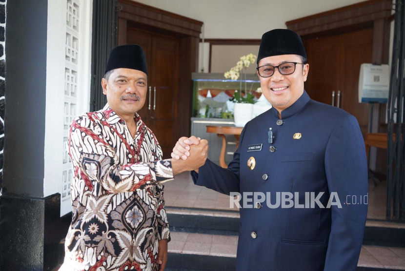 Wali Kota Sukabumi Achmad Fahmi dan Ketua PD Muhammadiyah Kota Sukabumi Ade Rahmatullah di Balai Kota Sukabumi, Senin (17/4/2023).