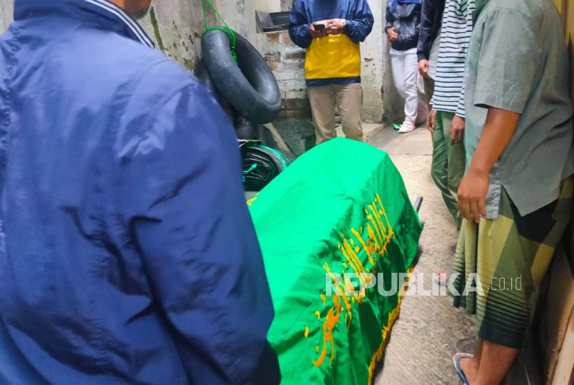 Anak yang terbawa arus di Jalan Baladewa, Kota Bandung, ditemukan meninggal dunia di aliran Sungai Citarum wilayah Kabupaten Bandung Barat, Jawa Barat, Jumat (5/1/2024).