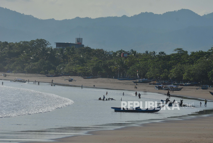 Suasana di Pantai Pangadaran, Jawa Barat, Jumat (12/6/2020). Objek wisata Pangandaran telah dibuka untuk wisatawan domestik dengan menerapkan protokol kesehatan diantaranya membawa surat keterangan kesehatan bebas COVID-19