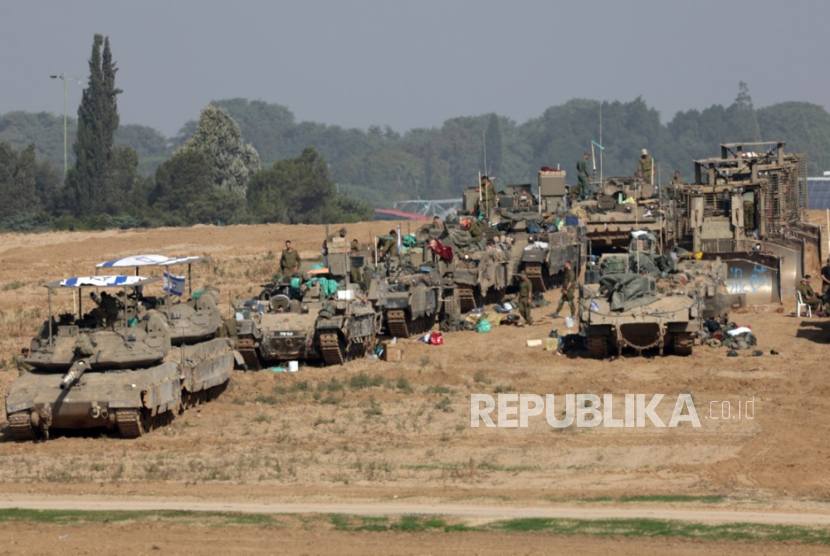 Tentara Israel dengan kendaraan tempur lapis baja mereka berkumpul di posisi dekat perbatasan dengan Jalur Gaza, Sabtu (2/12/2023). 