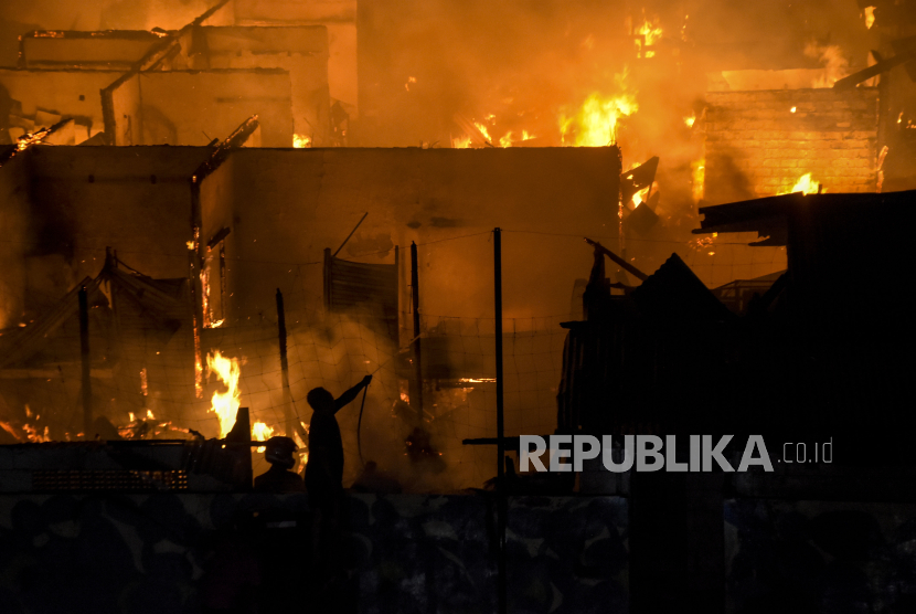 Api membakar sejumlah kios atau los pedagang di Pasar Sadang Serang, Kota Bandung, Jawa Barat, Jumat (4/8/2023). 
