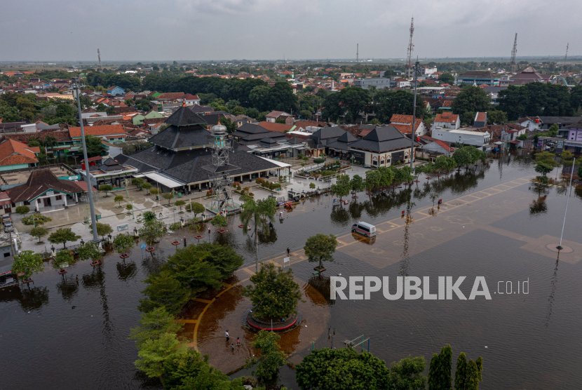 Foto udara kondisi banjir yang merendam kawasan Alun-alun Demak di depan Masjid Agung Demak, Kabupaten Demak, Jawa Tengah, Selasa (19/3/2024). Pakar geologi tegaskan Selat Muria tak akan muncul lagi