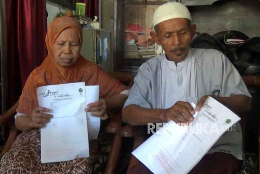 Anwar Can (67) (kanan) jamaah calon haji dari Kota Padang yang diberhentikan perusahaan karena meminta izin cuti melaksanakan ibadah haji.