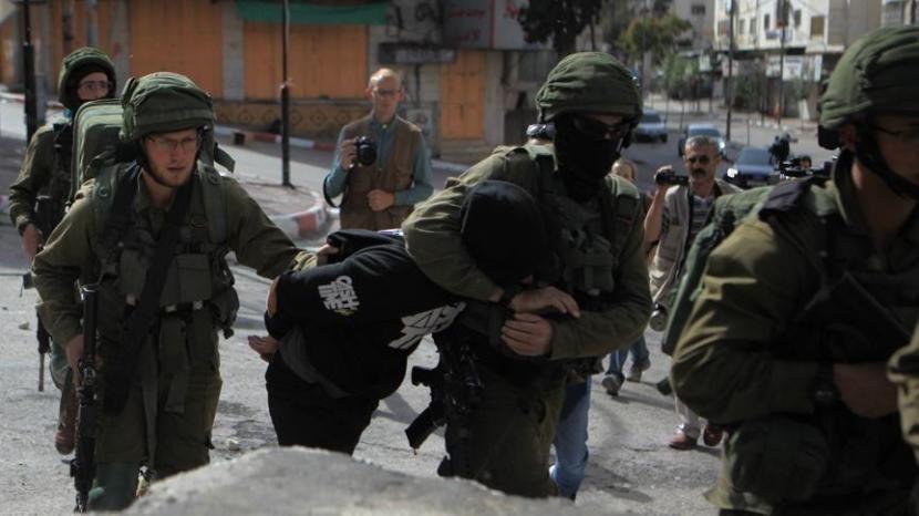 Pasukan tentara Israel menangkap puluhan warga Palestina dalam serangan semalam di Tepi Barat yang diduduki, menurut sebuah LSM lokal pada Rabu (2/3/2022).