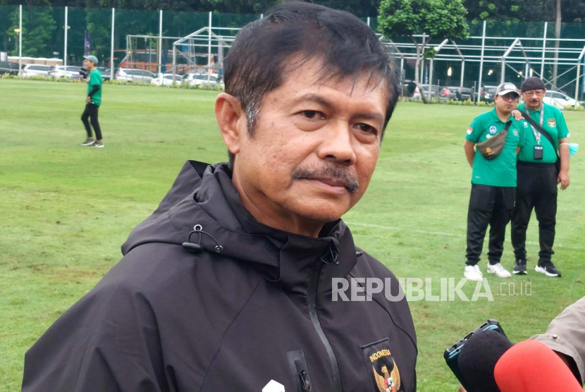 Pelatih Timnas Indonesia U-22 Indra Sjafri usai memimpin latihan di Lapangan A Gelora Bung Karno, Jakarta, Kamis (2/3/2023). 
