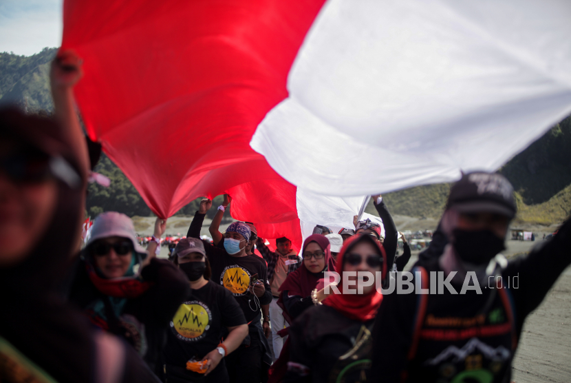 Bendera Merah Putih sepanjang 770 meter dikibarkan di Jembatan Teluk Kota Kendari, Provinsi Sulawesi Tenggara, pada peringatan Hari Ulang Tahun (HUT) Ke-77 Kemerdekaan Republik Indonesia. (ILUSTRASI)