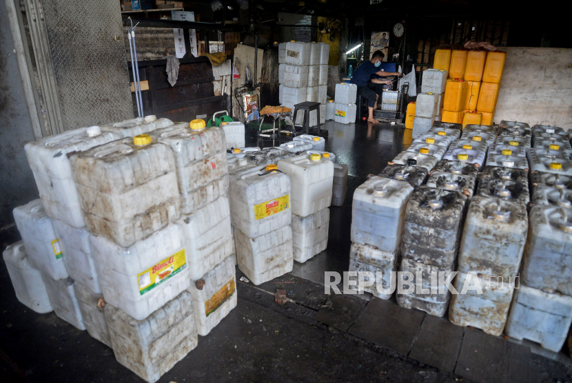 Wagub DKI Jakarta Ahmad Riza Patria meminta warga untuk membeli minyak goreng sesuai dengan kebutuhan karena hingga saat ini masih ada pembatasan kuota pembelian terhadap komoditas itu, menyusul kelangkaan produk itu akhir-akhir ini. Ilustrasi