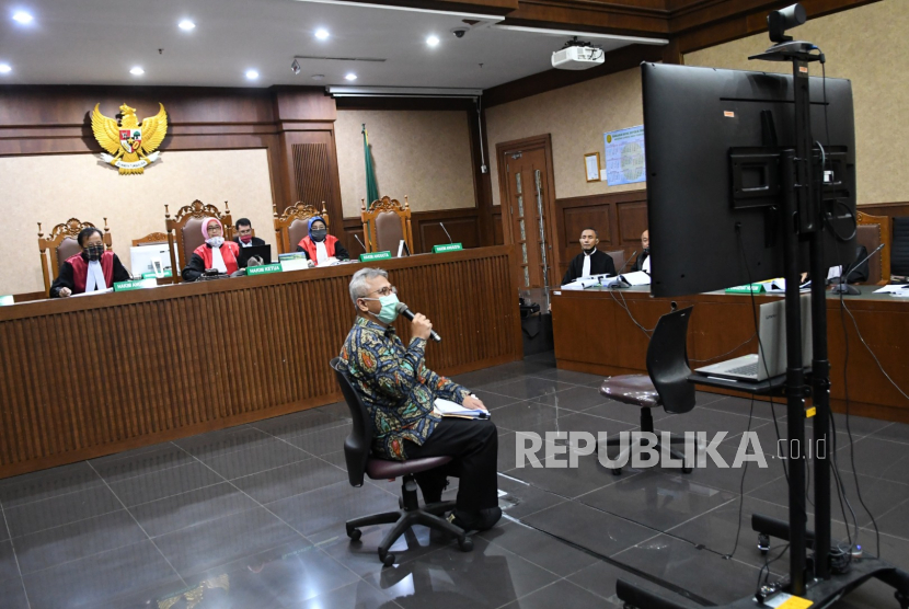 Ketua Komisi Pemilihan Umum (KPU) Arief Budiman (tengah) mengikuti sidang sebagai saksi di Pengadilan Tipikor, Jakarta, Kamis (4/6/2020). Sidang yang beragendakan mendengarkan keterangan saksi tersebut terkait sejumlah keputusan yang dilakukan secara kolektif kolegial dalam pengangkatan anggota pengganti antar waktu (PAW) Harun Masiku dalam dugaan suap terhadap terdakwa mantan anggota KPU, Wahyu Setiawan