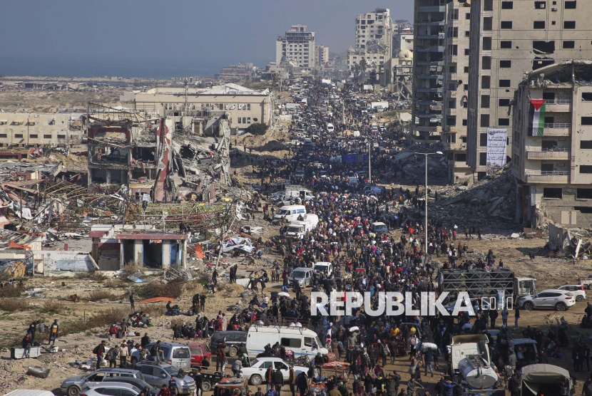 Warga Palestina dengan berjalan kaki pulang kembali menuju rumah mereka di Jalur Gaza Utara, Senin (27/1/2025). Ribuan warga Palestina untuk pertama kalinya kembali ke rumah mereka di wilayah Gaza Utara yang sebelumnya ditutup oleh Israel.