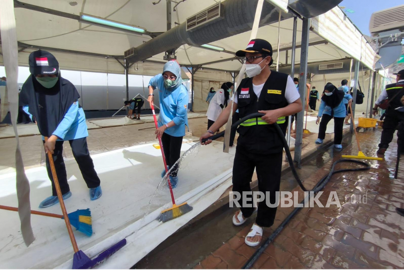 Petugas haji Indonesia sedang membersihkan tenda di Mina yang akan digunakan jamaah haji Indonesia. Rabu (21/6/2023).