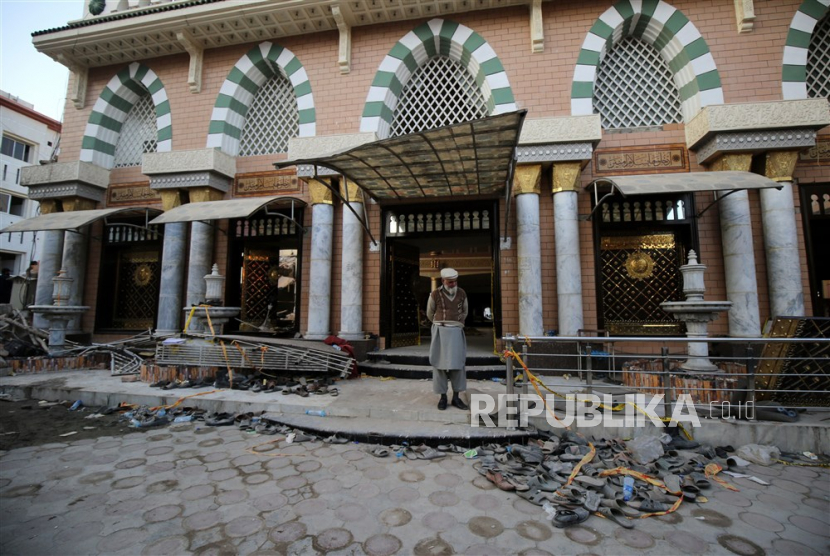  Seseorang berdiri di dekat sepatu berserakan di lokasi kejadian sehari setelah ledakan bom bunuh diri di sebuah Masjid di Garis Polisi, di Peshawar, provinsi KPK, Pakistan, Selasa (31/1/2023). Korban tewas akibat bom bunuh diri tersebut telah mencapai 92, kata polisi pada 31 Januari . 