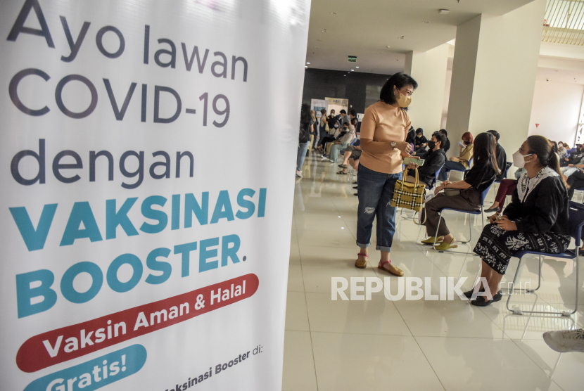 Sejumlah warga berada di area observasi usai disuntik vaksin Covid-19 (ilustrasi). Satgas Penanganan Covid-19 Provinsi Kepulauan Bangka Belitung menyatakan stok vaksin berbagai jenis tersisa 77.718 vial atau masih cukup untuk percepatan vaksinasi.