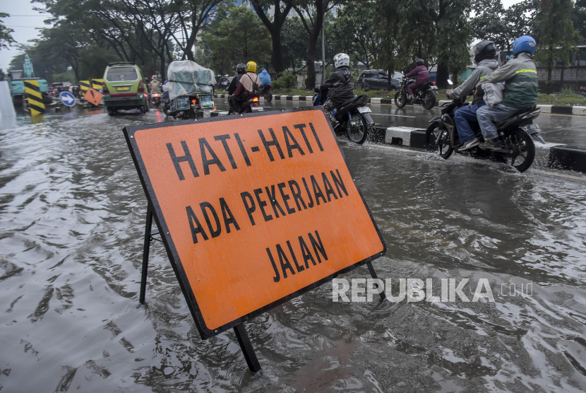 Pengendara melintasi genangan banjir. Ketua DPRD meminta Pemprov DKI Jakarta memaksimalkan anggaran penanganan banjir.