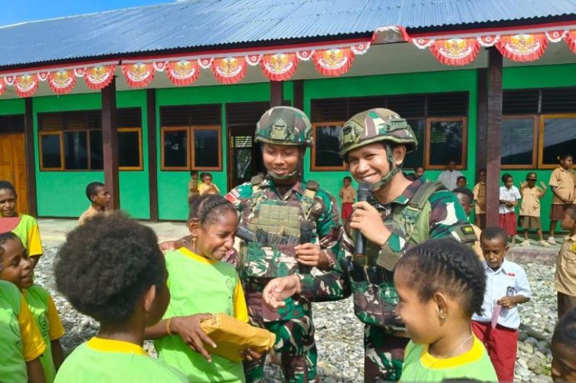 Satgas Yonif 521/DY dorong pendidikan Papua cerdas di SD Yalimo, Papeg.