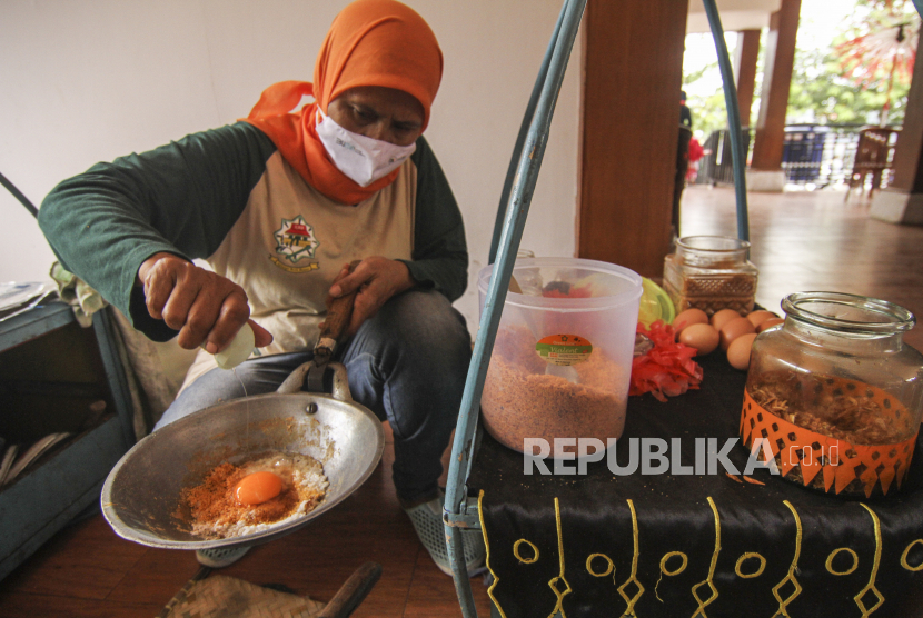 Pedagang membuat makanan khas Betawi kerak telur,  di Kawasan Wisata Setu Babakan, Usaha kuliner ini salah satu yang omzetnya menurun akibat pandemi Covid-19 (ilustrasi)