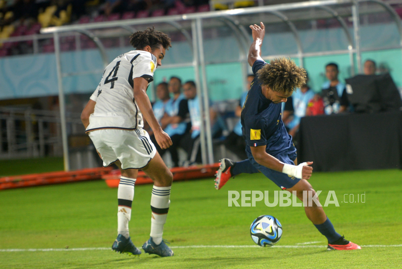 Germany U-17 defender Odogu tries to take the ball from France U-17 striker Lambourde during the U-17 World Cup Final at Manahan Stadium, Surakarta, Saturday (2/12/2023) night.